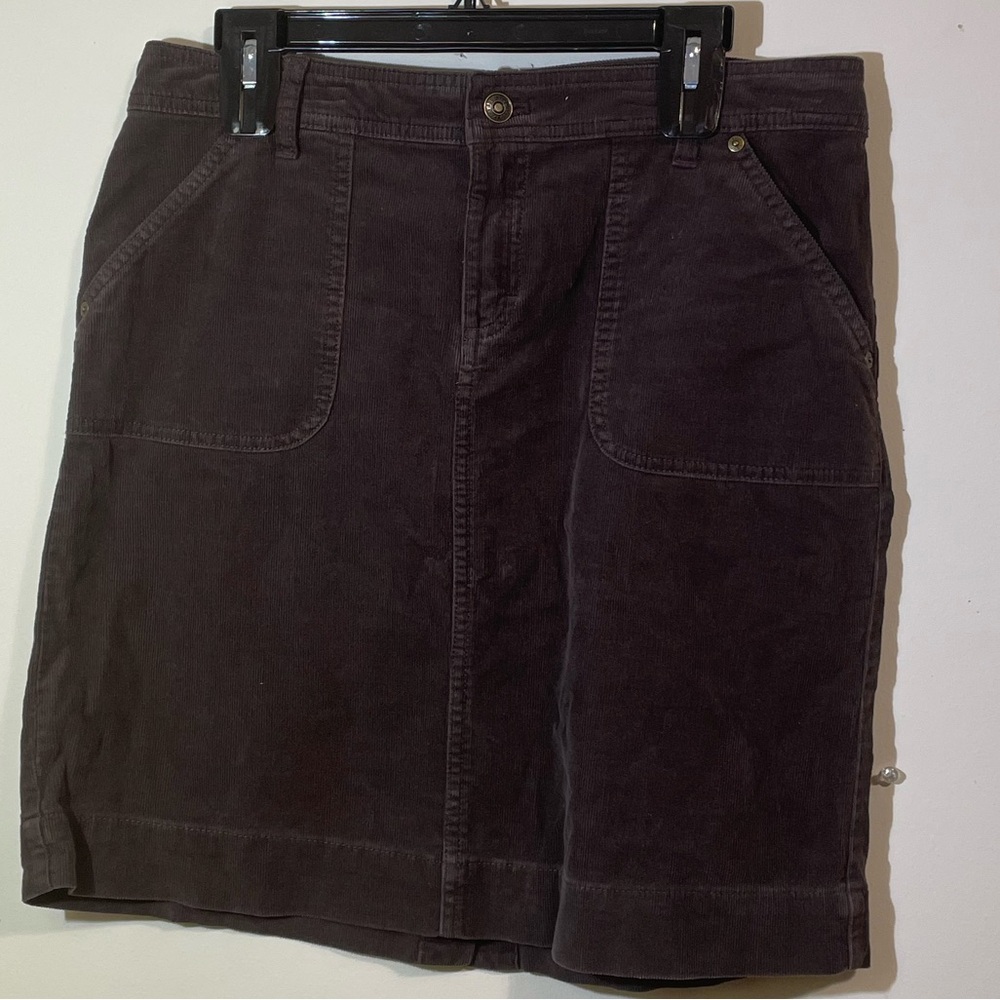 IZOD womenβs Mini corduroy Skirt Womenβs Size 6 Brown with small split in backβ